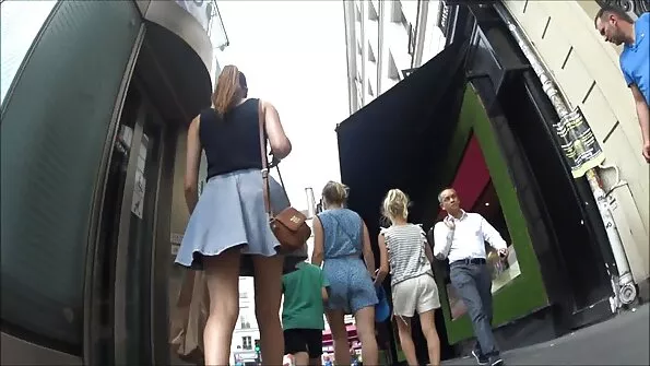 Bakalauras uždėjo prezervatyvą ant krienų ir ištraukė dvi sultingas merginas Elą ir Alessandrą.
