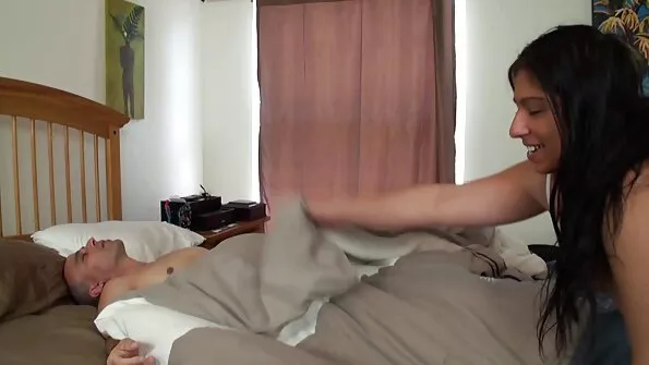 Baltaodė moteris Samantha Saint linksminasi su turtingu juodaodžiu.