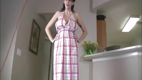 Vyras džiovina kalytę girliandose tamsoje, o makštyje – čiulpia.
