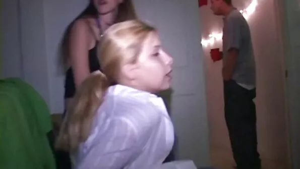 Vaikinas dulkina nimfetę mažomis krūtimis Natalie Porkman.