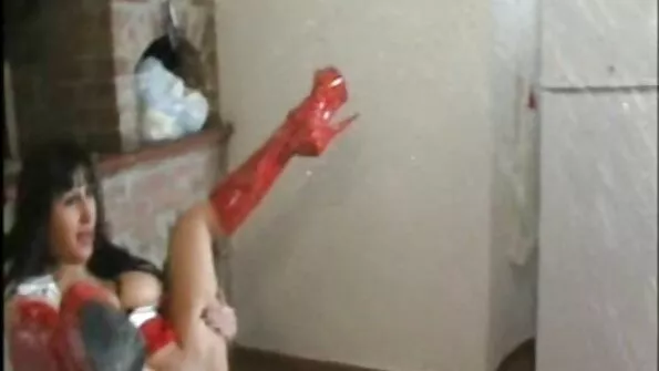 Cutie Caprice ir toliau džiugina laimingąjį švelniu seksu.