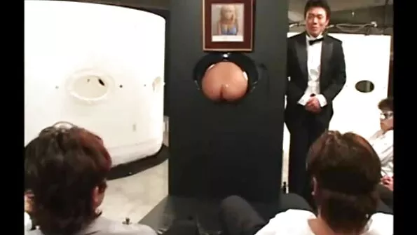 Cuckold vyras žiūri, kaip žmona dulkinasi su draugu.