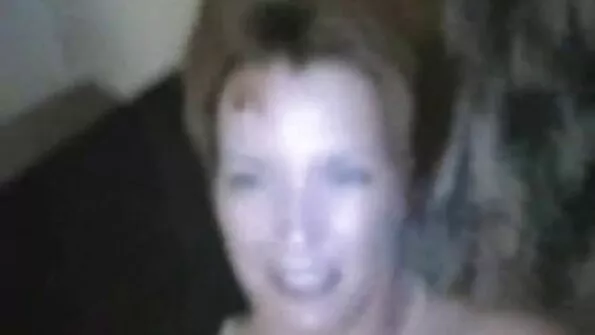 Sesuo čiulpia brolio penį.