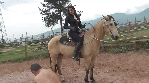 Išdidi anglė Aaliyah Crave susidraugavo su vaikinu modeliu.