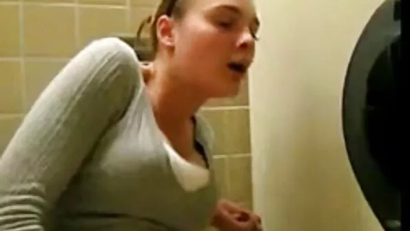 Vaikinas specializuojasi squirting iššūkis.