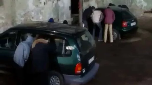 Sesuo ir brolis pirmą kartą dulkinasi prieš kamerą.