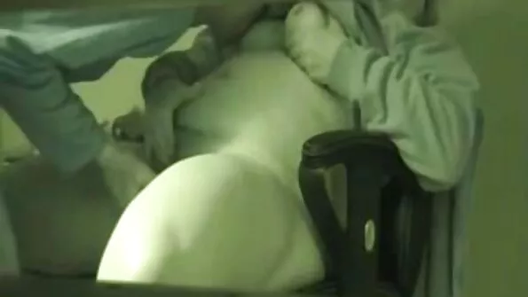 Seksualinis balandžio plaukuotosios vulvos ir kreminės spalvos prievartavimas.