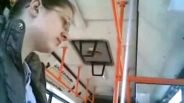 Plikas barmenas Johnny dulkina gundančią blondinę visose skylėse.