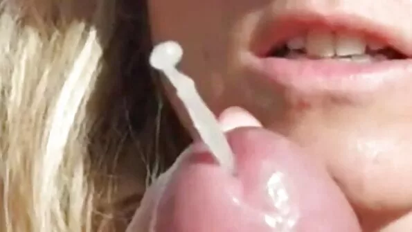 Plakimas tatuiruočių salone su dviem seksualiais šmaikščiais.