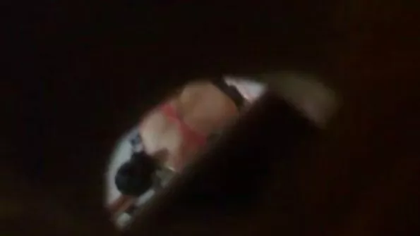 Mergina užmigo, jis turi iškylą.