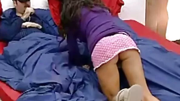Brolis akivaizdžiai skaitė „Kamasutra“ viduje ir išorėje.