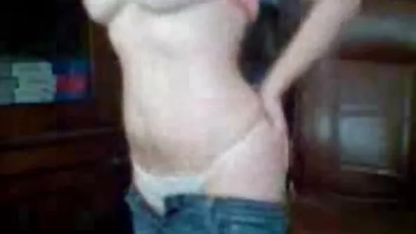 Pakvietė tamsiaplaukę suknele karštam seksui kieme.