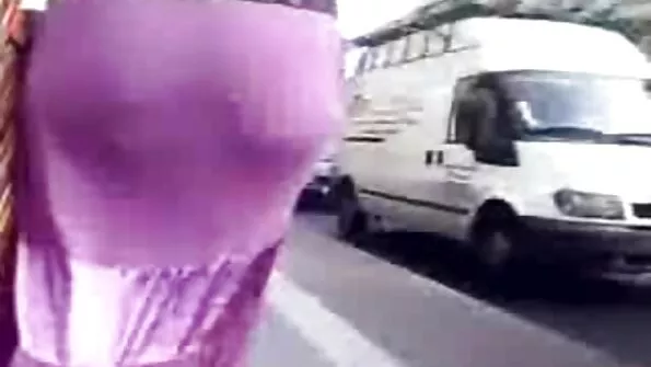Pasiūlė dulkintis trise ir leistis su dviem gaidžiais pakliuvom.
