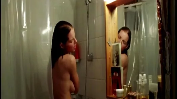 Draugės vyras atėjo į svečius ir išplėšė dabartinę jauniklį Peta Jensen.