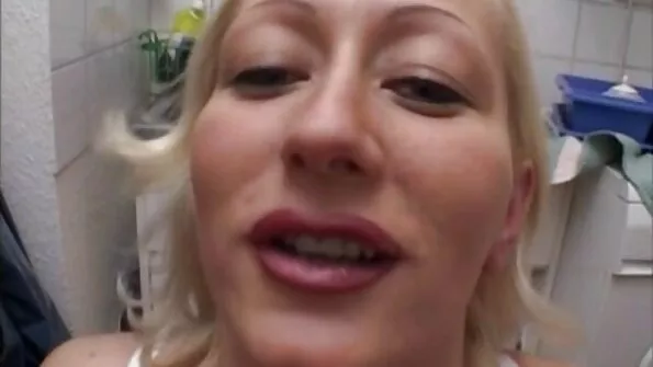 Gražus meksikietis Miguelis išprievartauja amerikietę Joslyn Kelly furgone.