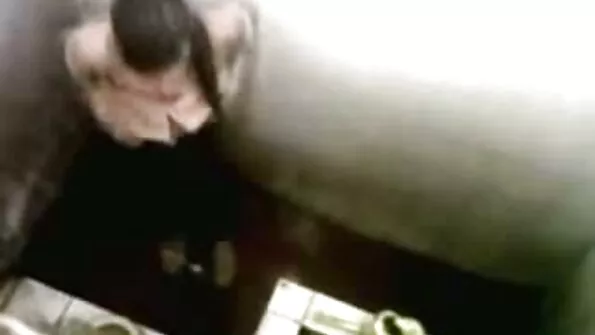 Piršlys nusipirko miesto namą, kad paskatintų analinį seksą su nimfete Alya.