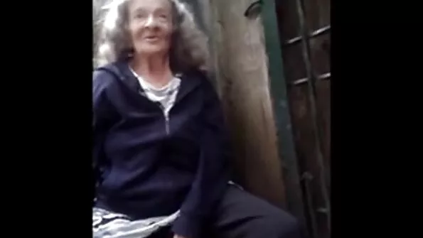 Visada alkana kalytė Kitty Carrera užšoko ant berniuko.