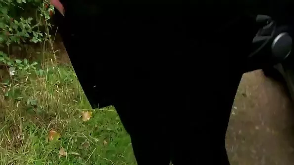 Trumpaplaukė mama joja ant sūnaus draugo gaidžio ir rėkia.