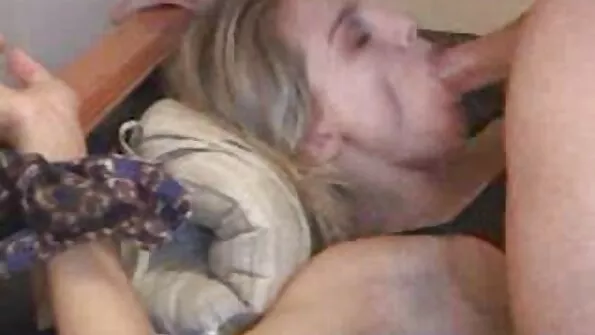 Energingas gilus blowjob su greitu rankų darbu.