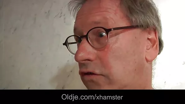 Sesuo apsipylė saulėgrąžų aliejumi ir užkliuvo ant brolio krienų.