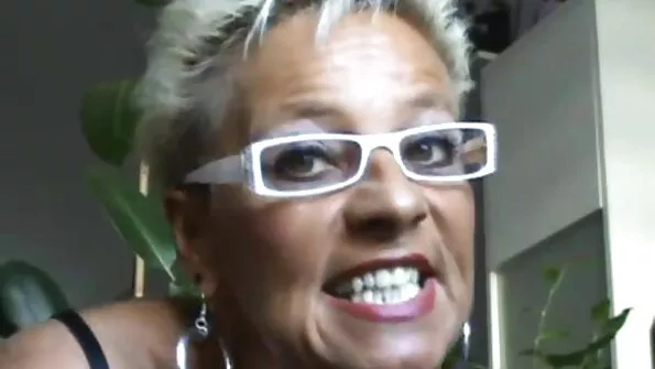 Pretty Anissa Kate vargu ar laikosi vyro gaidžio savo pūlingoje.