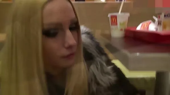 Dešimtys ištvirkusių vyrų muša gerai dėvėtą analinę mergaitę Brittany Bardot