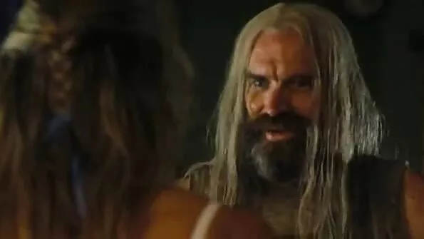 Jaunikio draugas pakliuvo gražuolei vestuvine suknele.