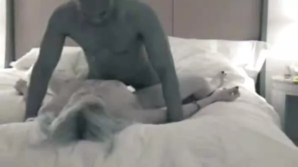Sodininkas dulkina namų šeimininkes.