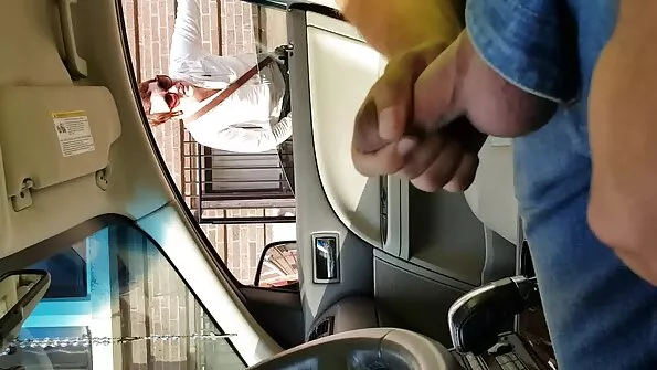 Pretenzinga mergina su pėdkelnėmis išskėtė kojas, kad dulkinosi su kaimynu.
