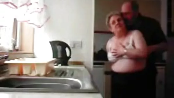 Deganti išangė su gražia juodaranke Emily Willis.