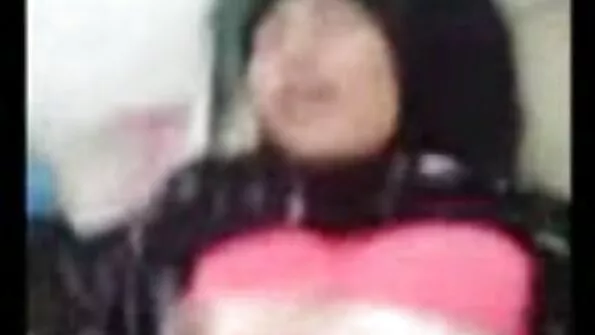 Vyriškis davė akiniuotai mergaitei saulėtą apkepti nuskustą asilą.