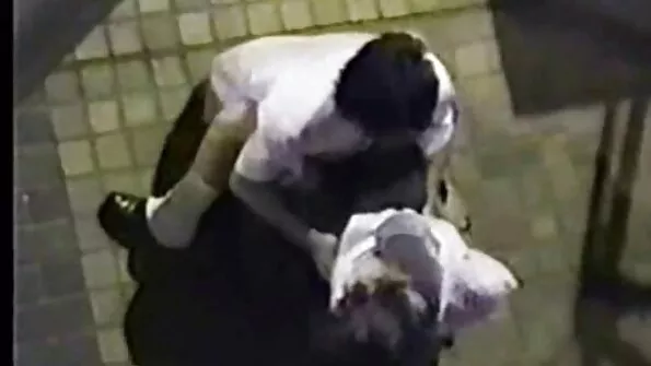 Duok su pusiau girta liesa mergina.