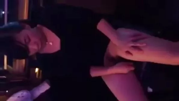 Juoda moteris uždeda siaurą pūlingą ant stipraus baltojo vaikino nario.