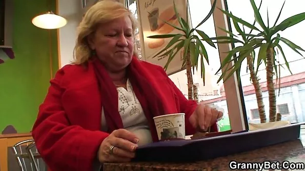 Du juodaodžiai dulkina seksualią dukrą savo tėvo akivaizdoje.