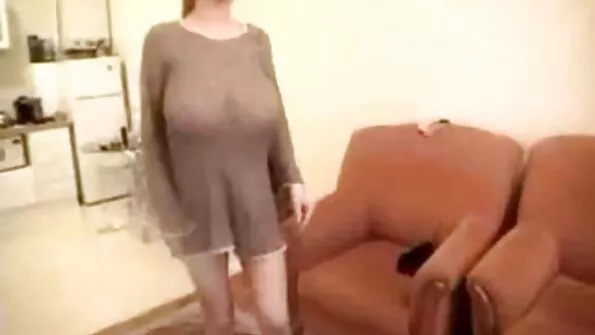 Gražus, neskustas gražuolis su draugėmis Kenzi ir Olivia.