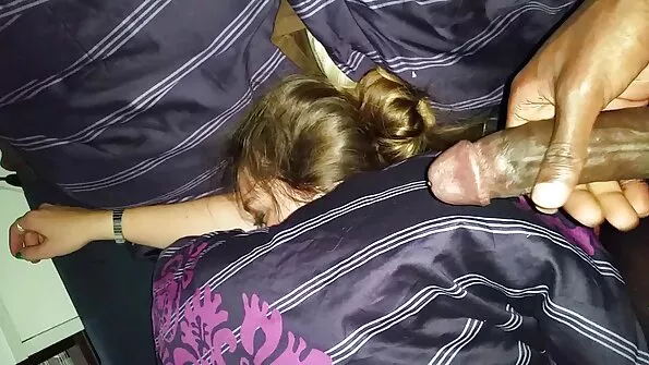 Gerai padaryta gerai kepta Slovakijos gražuolė Chrissy Fox ant lovos.