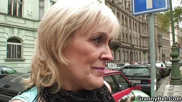 Nimfetė kojinėse Angie Cox turi savo pirmąjį užpakaliuko seksą.