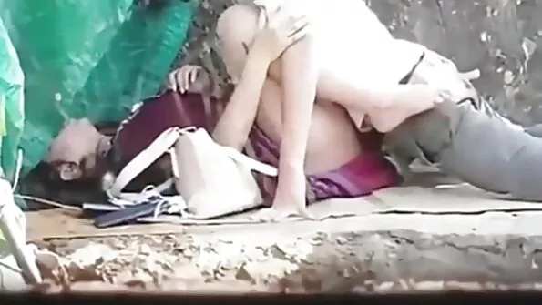 Cocksucker dulkina du vaikinus ir paima cum į burną.
