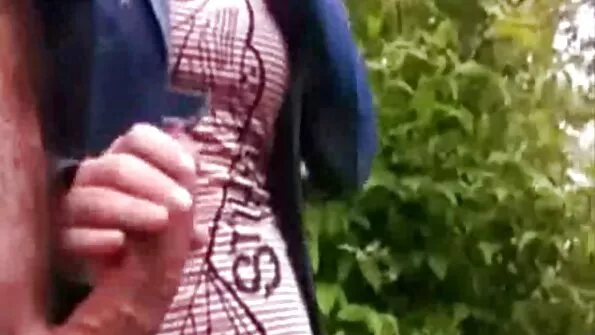 Laikrodžių prižiūrėtoja Mandy Dee masturbuojasi ant kalėjimo gulto.
