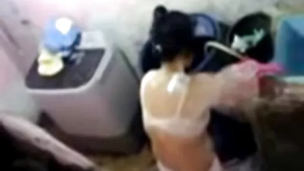 Vaikino penis, raudonas nuo erekcijos, prasiskverbia į merginą ir jos merginą.