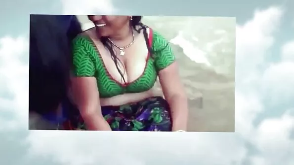 Vaikinas žaidžia su Riley Reid plaukuota gakta.