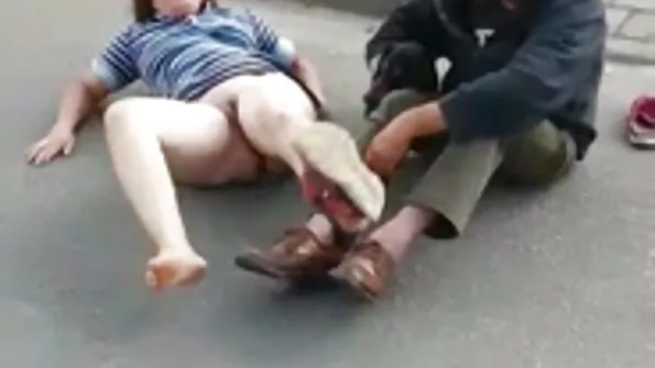 Maša pakvietė Sašą apsilankyti ir leisti jai dulkintis į išangę.