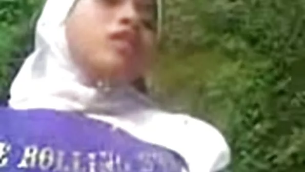 Mulatė nusirengia.