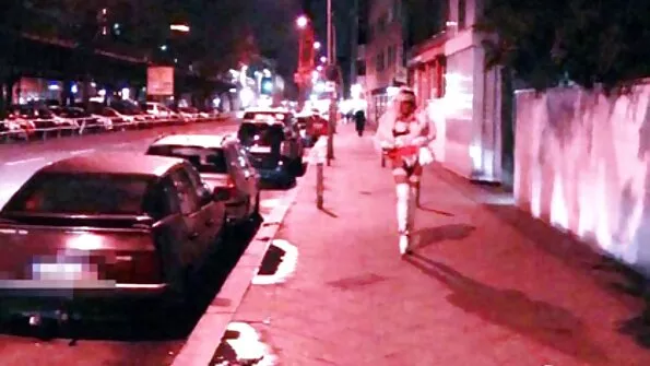 Christophe'as plaka ploną blondinę ant grindų ir cums į merginos rankas.