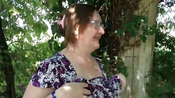 Brunetė daro blowjob.