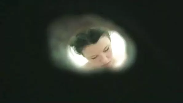 Pasilenkė vėžiu serganti brunetė.